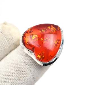 Bague en ambre de la Baltique en forme de cœur, bijoux faits à la main en argent sterling, cadeau original pour femmes et hommes - Product Image 1
