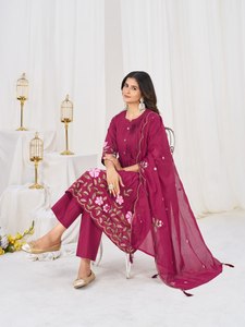 Ensemble élégant de kurta en coton ethnique pour femmes avec dupatta brodée et pantalon culotte - Product Image 3