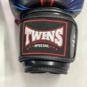 Guantes de Boxeo Muay Thai Twins, Diseño Nuevo, Completamente Estampados en Rojo, Guantes de Artes Marciales y Kickboxing de Cuero Genuino - Product Image 3