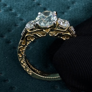Bague à trois pierres en diamants ovales et ronds de 2,04 carats, bague de fiançailles en or jaune 10 carats, alliance de bijoux fins au design unique en filigrane - Product Image 4