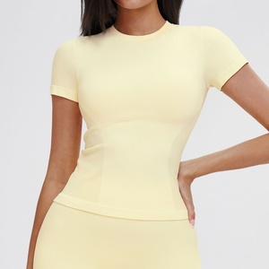 T-shirt de compression respirant à manches courtes en mesh pour femme, idéal pour la course et la gym - Product Image 5