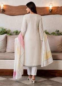 Conjunto de 3 Piezas de Ropa Étnica India NOIIR PIGEON para Mujer, Kurta Holgada sin Arrugas de Algodón Blanco, Pantalón y Dupatta, Manga Larga - Product Image 4