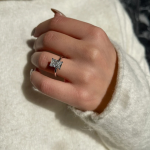 Anillo de Compromiso Solitario con Diamante Cultivado en Laboratorio de Corte Radiante de 2 Quilates, Elegante para Mujer, en Oro de 14K con Baño de Rodio, Joyería Fina - Product Image 4