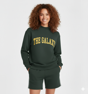 Ensemble hiver contemporain pour femme : haut long à col roulé et short confortable taille mi-haute - Product Image 1