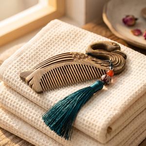 Peigne en bois sculpté à la main en forme de cygne avec pompon, design traditionnel, écologique, décoration d'intérieur, accessoire de chambre à coucher - Product Image 5
