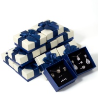 Boîte cadeau carrée pour bijoux avec nœud en satin, impression de logo personnalisée, plusieurs options de couleurs