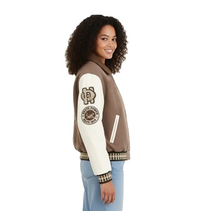 Veste universitaire brodée sur mesure de haute qualité pour l'hiver, conçue pour un look unisexe, idéale pour le streetwear ou les tenues décontractées. - Product Image 4