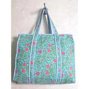 Sac fourre-tout matelassé en coton fleuri pour femme, sac à bandoulière zippé, sac de shopping bohème fait main en Inde - Product Image 1