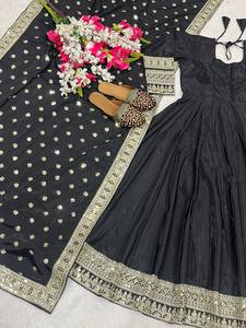 Robe longue traditionnelle indienne et pakistanaise noire en rayonne brodée avec des détails argentés, coupe classique, pour les mariages - Product Image 5