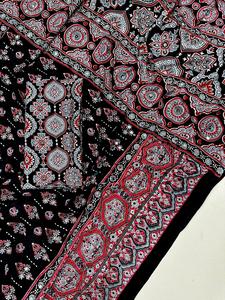 Sari de diseñador Arjakh de satén de viscosa y seda con estampado, pallu rico con trabajo de espejo original en toda la prenda, y blusa sin coser. - Product Image 6