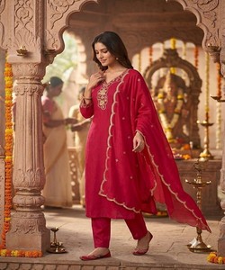NOUVELLE ARRIVÉE - Ensemble haut et bas en coton slub vintage léger brodé avec dupatta pour mariage - ROUGE - Product Image 2