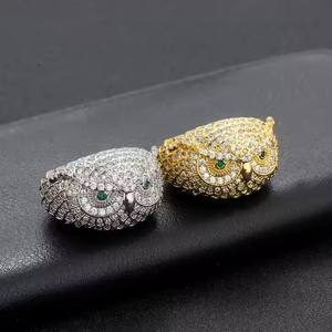 Anillo de Cóctel Hip Hop con Letra M en Latón Chapado en Oro, con Circonita Cúbica y Micropavé, Estilo Glamuroso para Fiestas, Unisex, al Mejor Precio - Product Image 3