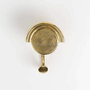 Ganchos de pared de latón elegantes de estilo antiguo con grabado con estilo para paredes de salón o pasillo. - Product Image 1