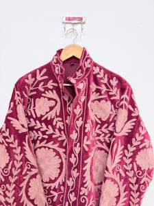 Veste Suzani rose pour femmes, veste courte en velours lisse, veste brodée faite à la main, veste d'hiver, manteau, veste hippie - Product Image 4