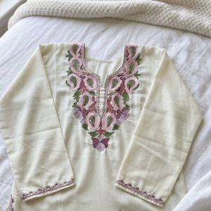 Elegante Kurti Kashmiri color marfil con bordado floral Sozni - Product Image 1