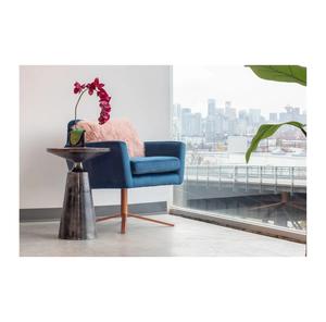 Mesa de Centro Artesanal con Pedestal Esculpido, Base Cónica y Tapa Redonda, Compacta, para Salas de Estar Contemporáneas - Product Image 3