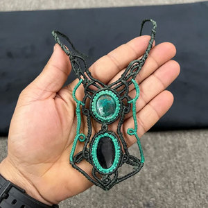 Collar con Colgante de Macramé Hecho a Mano con Malaquita, Cordón Rojo, Piedra de Malaquita Verde, Gema Natural, Joyería de Cristal Curativa Estilo Boho - Product Image 1