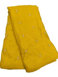 Travail en tissu Un textile délicat et léger orné de motifs brodés complexes pour traditionnel et festif - Product Image 3