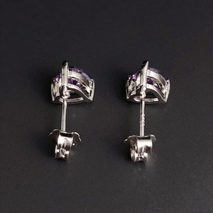Boucles d'oreilles clous en argent sterling plaqué rhodium pour femme, serties de pierres en forme de poire, améthyste taille cœur, collection romantique, vente en gros Rhaya Jewels - Product Image 2
