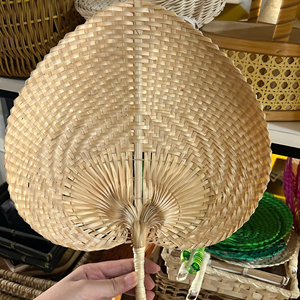 Abanico de Mano Hecho a Mano con Hojas de Palma de Bambú de Vietnam, con Pintura Decorativa, Color y Logotipo Personalizados, Regalo Promocional para Bodas y Fiestas - Product Image 1