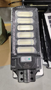 Réverbère solaire à LED tout-en-un IP65 120W ROHS certifié alimentation cc à piles pour l'éclairage de jardin et de rue - Product Image 4