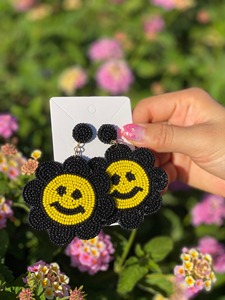 Fleur blanche Smiley visage rocaille perle boucles d'oreilles amusant perlé bijoux coloré déclaration boucles d'oreilles à la mode fête porter cadeau de mode - Product Image 3