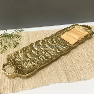 Plateau décoratif tendance en cuivre poli de style héritage, disponible chez Zahid Exports, grand grossiste - Product Image 3