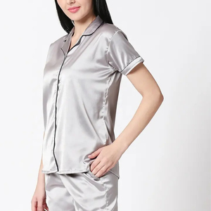 Vente en gros de pyjamas pour femmes de haute qualité, personnalisés, robe de nuit, motif uni, 100% soie, taille élastique, logo sur le devant - Product Image 2