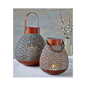 Elegante Juego de Faroles de Metal Dorado con Copas de Vidrio, Portavelas Decorativos para Interiores y Exteriores - Product Image 5