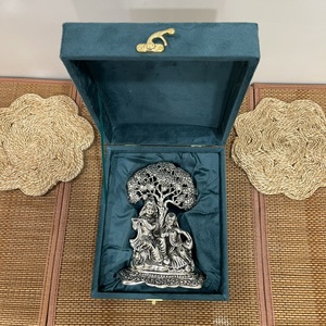 ARTESANÍA METÁLICA: FIGURA DE RADHA KRISHNA SENTADOS EN UN ÁRBOL, BAÑADA EN PLATA, CON CAJA DE REGALO - Product Image 4