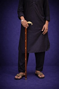 Bâtons de marche rustiques modernes en bois naturel écologique avec poignée en laiton poli, idéaux pour les cadeaux - Product Image 3