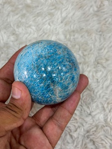 ทรงกลมอะพาไทต์สีน้ำเงิน โดดเด่นด้วยสีฟ้าแบบสีน้ำทะเล ขัดเงาเป็นรูปทรงกลม โปร่งแสง มีความลึก และมีความงามที่เป็นเอกลักษณ์ของแร่ธาตุ - Product Image 3