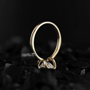 Anillo de Compromiso y Boda con Diamante Cultivado en Laboratorio, Corte Brillante, 2.00 CT, Engaste de Bisel, Oro Amarillo de 14K, Hecho a Mano para Mujer, OEM ODM - Product Image 3