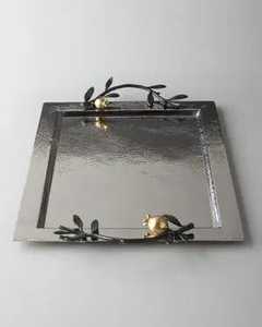 Bandeja Decorativa de Metal con Forma de Olivo, con Aceitunas Negras, Rama Dorada y Base Plateada, Diseño Mediterráneo Hecho a Mano - Product Image 3