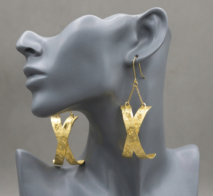 Boucles d'oreilles pendantes texturées en laiton en forme de X, faites à la main, finition dorée, revêtement anti-ternissement, pour un look audacieux en soirée - Product Image 2