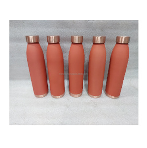 Botella de agua tradicional de cobre inspirada en la sabiduría ayurvédica para un estilo de vida saludable con la ingesta diaria de agua. - Product Image 1