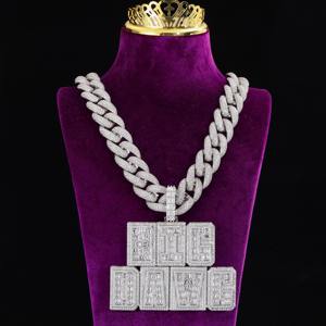 Collar con nombre personalizado Luxira Jewels Iced, compatible con cadena cubana de 20 mm, colgante de letra con engaste de bisel y moissanita baguette, en plata. - Product Image 3