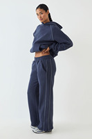 Ensemble de survêtement décontracté deux pièces pour femme, bleu marine, avec sweat à capuche oversize et pantalon de survêtement large, style streetwear et loungewear, tenue contrastée