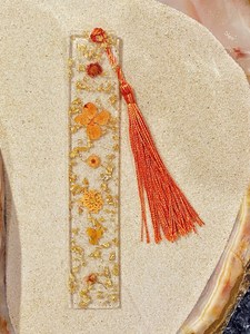 Marque-page transparent en résine époxy naturelle écologique avec paillettes dorées en relief, design personnalisé, pour usage promotionnel - Product Image 4