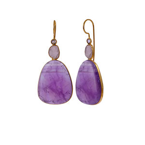 Boucles d'oreilles créoles tendance en améthyste violette naturelle et pierre de lune - Bijoux plaqués or sertis clos pour elle - Product Image 2