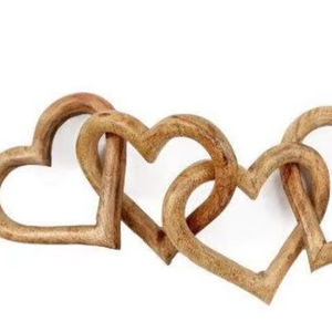 Cadena de lujo hecha a mano con forma de corazón de madera para colgar en la pared, nueva, con 6 corazones en su interior. - Product Image 1