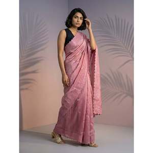 Sari de seda ligero y festivo color Frambuesa Pura con silueta tipo túnica, bordado Leheriya y borde de lentejuelas, y blusa. - Product Image 3