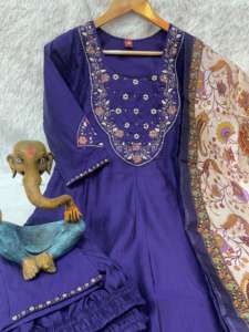 Ensemble Kurti et pantalon en soie brodée Marina pour femmes, avec dupatta en soie imprimée - Product Image 3