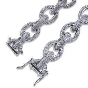 Bracelet en or 18 carats entrelacé avec diamants naturels, bijoux de luxe haut de gamme pour mariages et anniversaires - Product Image 1