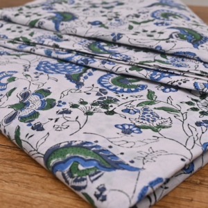 ผ้าฝ้ายพิมพ์ลายบล็อกสีขาวพรีเมียม ลายดอกไม้สีฟ้าเขียว สำหรับตัดเย็บเสื้อผ้า ของตกแต่งบ้าน - Product Image 5