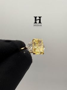 Bague de fiançailles de luxe en or jaune 14 carats avec diamant de laboratoire jaune vif taille radiant et trois pierres, ornée d'un diamant demi-lune - Product Image 3