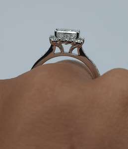 Anillo de Diamante Cultivado en Laboratorio con Corte Princesa de 1.63 CT en Oro de 18K |   Anillo de Compromiso y Boda de Lujo con Certificación IGI |   Elegante Joyería Nupcial - Product Image 5