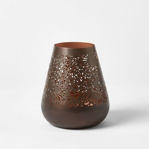 Portavelas votivas de metal únicos, cuidadosamente elaborados para realzar la decoración con luz cálida y un atractivo artesanal. - Product Image 1