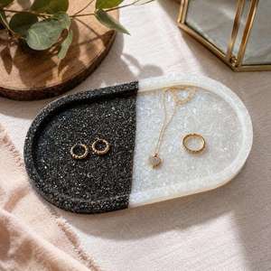 Plateau décoratif ovale en résine blanche et noire mouchetée, fait main, design minimaliste pour la décoration de la maison, plat à motifs marbrés pour les collations - Product Image 2