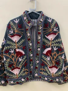 Chaqueta de Terciopelo Gris Carbón Hecha a Mano de Primera Calidad para Mujer, Elegante Cuello Mao, Silueta Abierta y Mangas Largas - Product Image 4